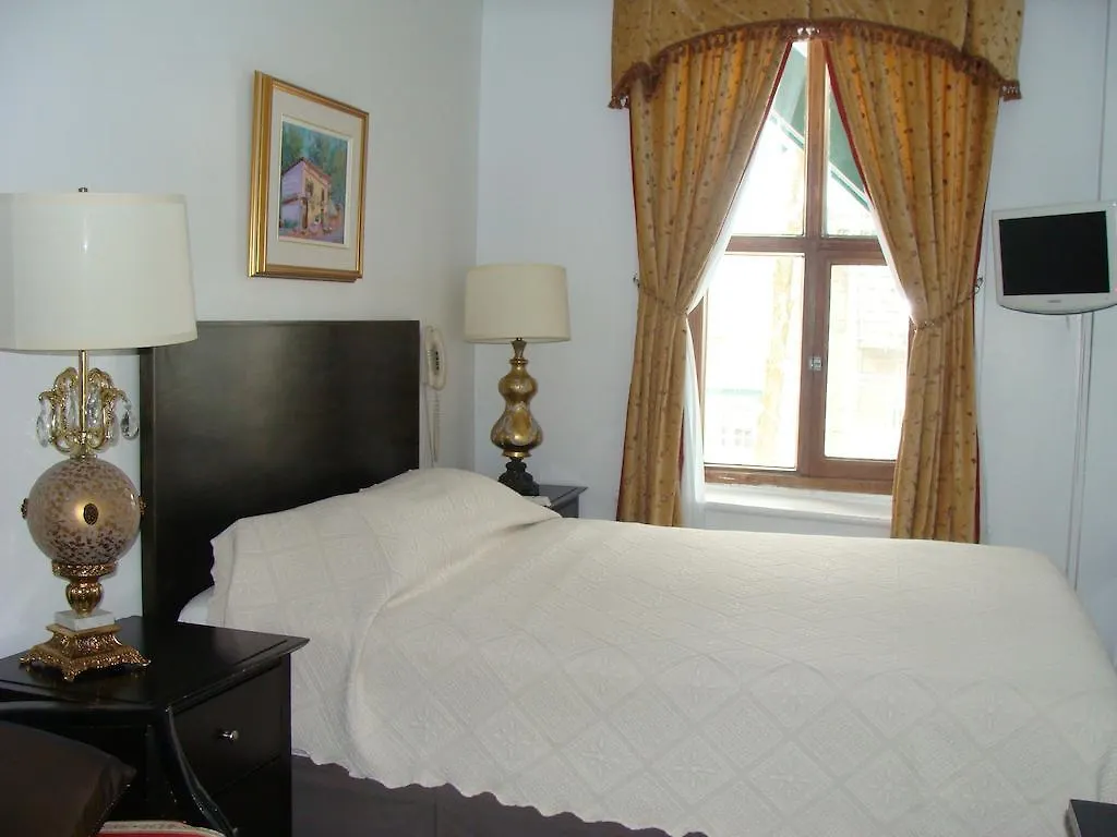 Au Petit Hotel Québec