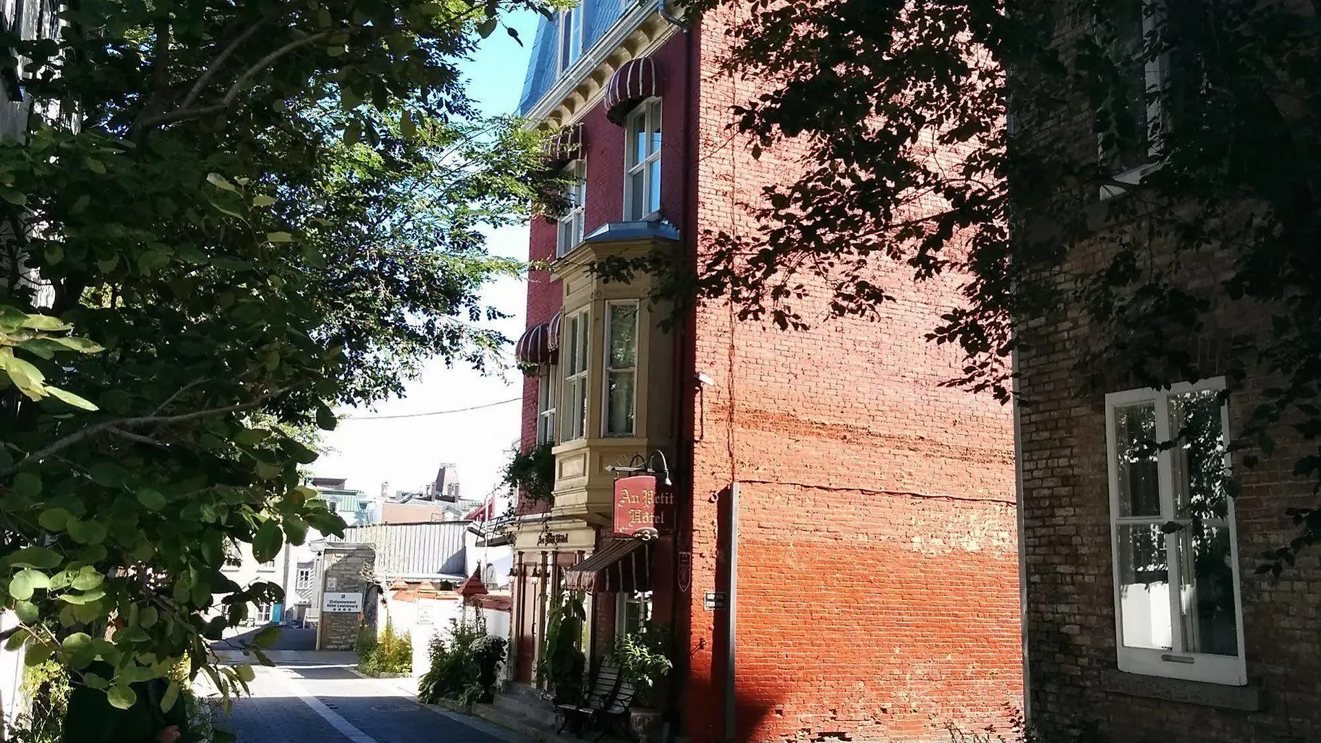 Au Petit Hotel Québec Canada