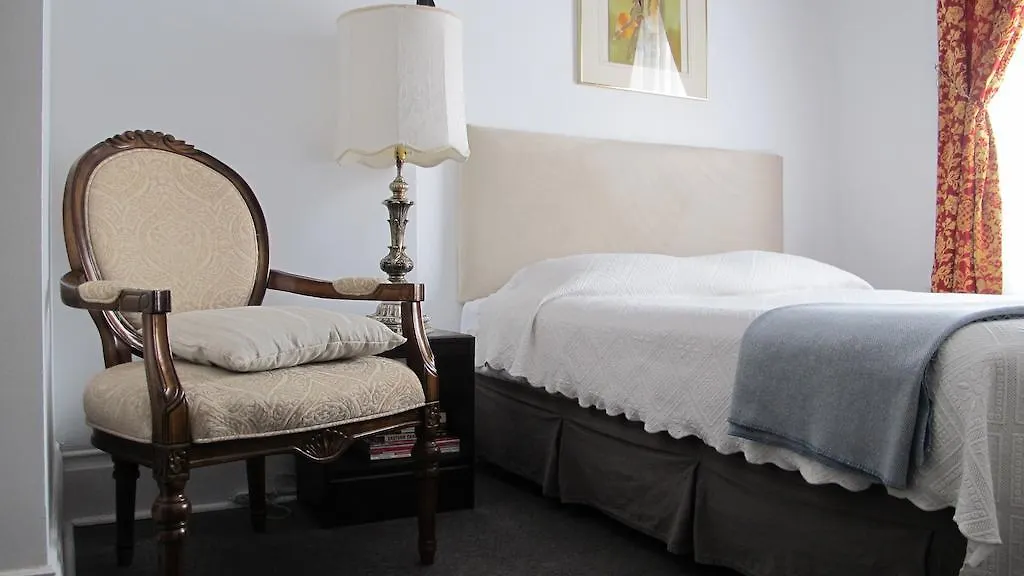 Au Petit Hotel Québec 2*,