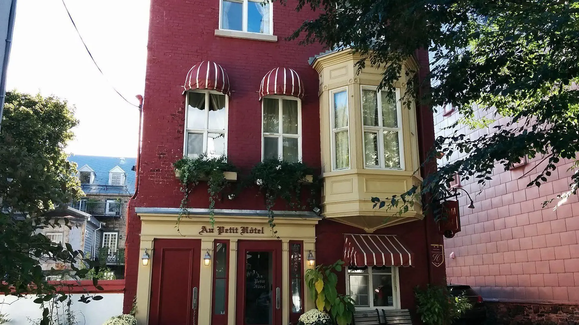 Au Petit Hotel Québec